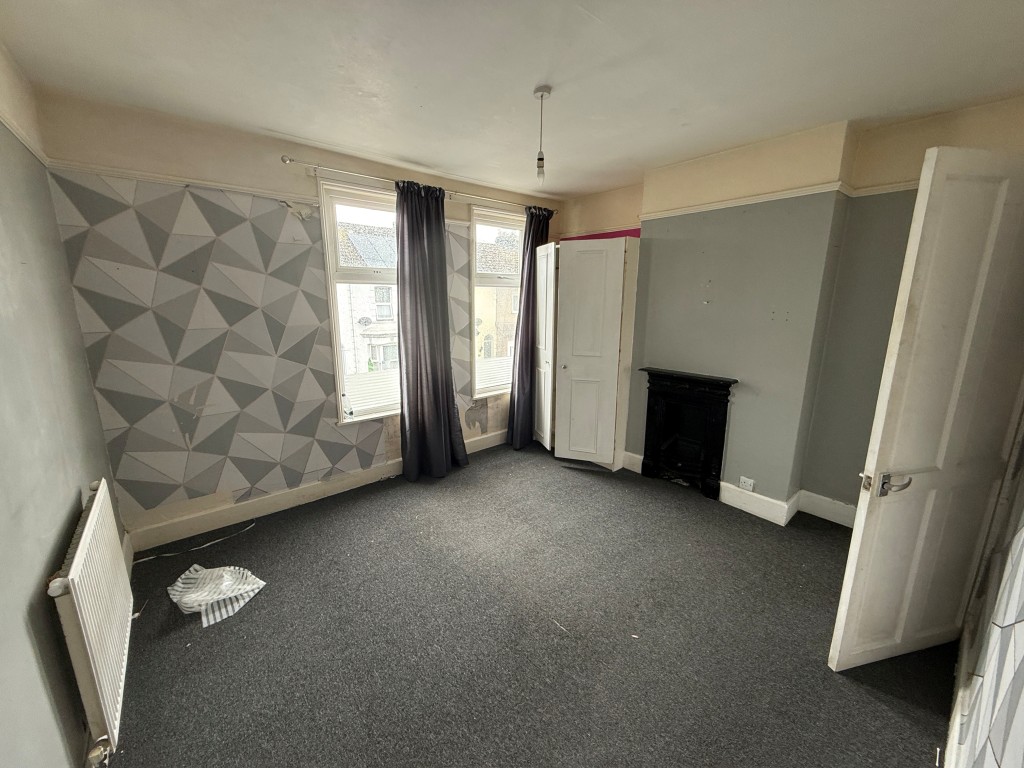 Lot: 97 - MID-TERRACE HOUSE FOR IMPROVEMENT - Bedroom 2